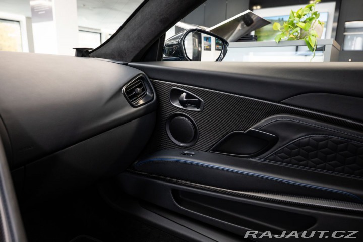 Aston Martin DBS  2023