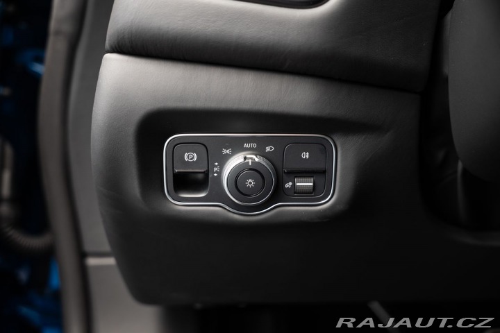 Aston Martin DBS  2023