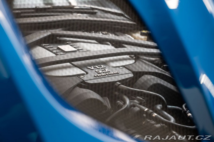 Aston Martin DBS  2023