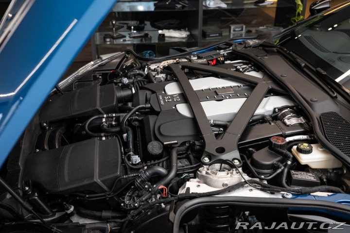 Aston Martin DBS  2023