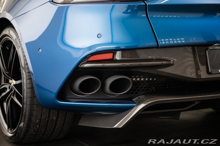 Aston Martin DBS  2023