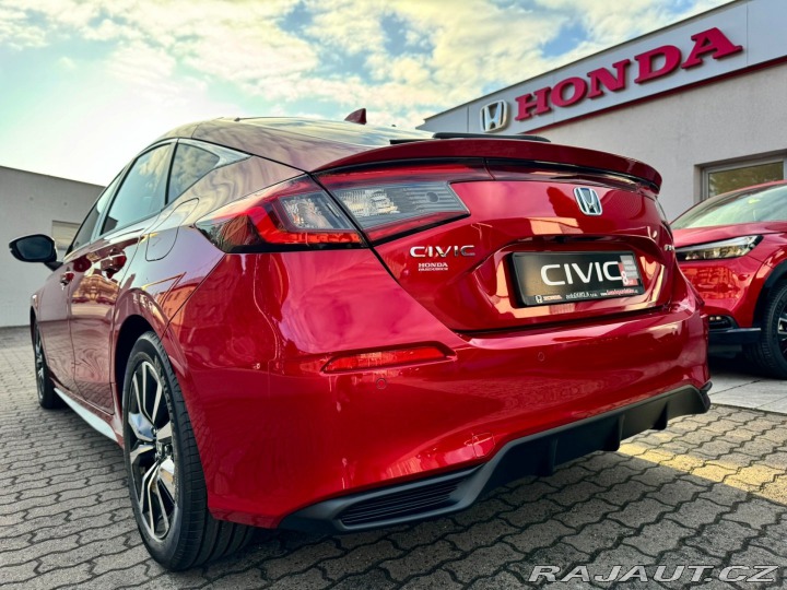 Honda Civic 2.0e:HEV Elegance SKLADEM 2026