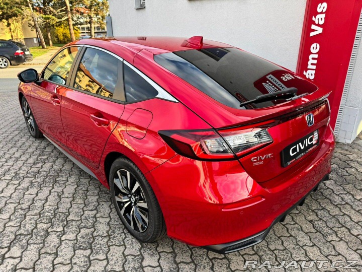 Honda Civic 2.0e:HEV Elegance SKLADEM 2026