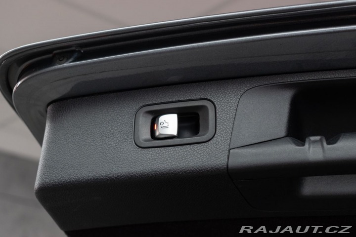 Mercedes-Benz E E 220d REZERVACE 2020