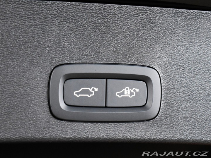 Volvo XC40 2,0 B4  Plus Black Editio 2026