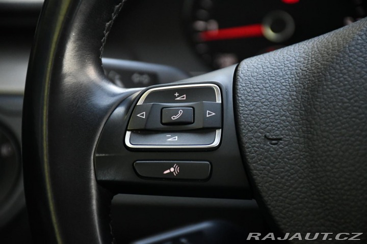 Volkswagen Passat 2.0TDi ČR VÝHŘEV PDC 2013