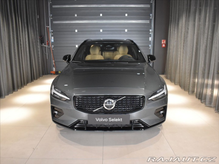 Volvo V60 2,0 B4 Ultra B&W.Pano 2025