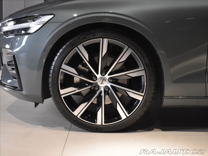 Volvo V60 2,0 B4 Ultra B&W.Pano 2025