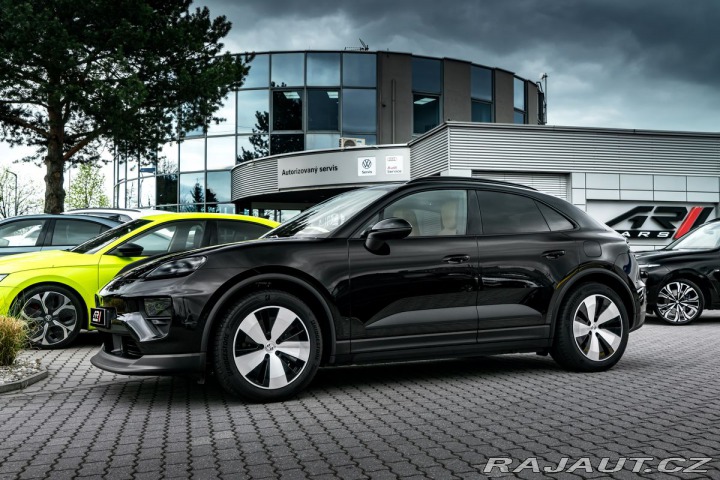 Porsche Macan 4  EL Vzduch BOSE 2026