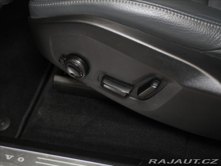 Volvo XC90 2,0 D5 AWD Mom.PRO Paměť 2021