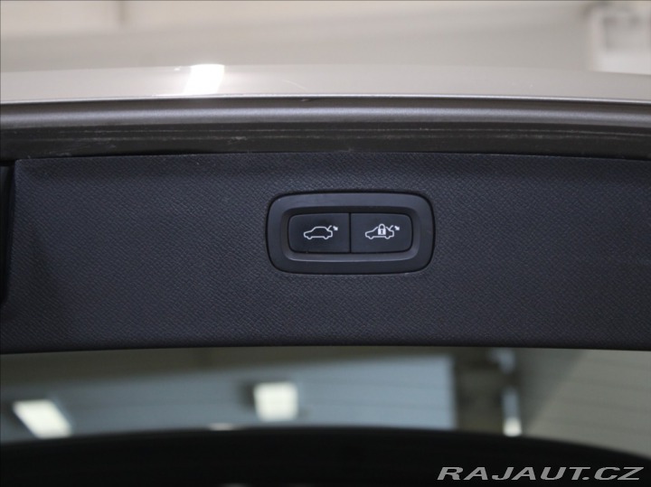 Volvo XC90 2,0 D5 AWD Mom.PRO Paměť 2021