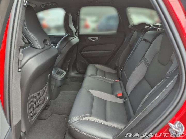 Volvo XC60 2,0 B4 AWD PLUS DARK 2024