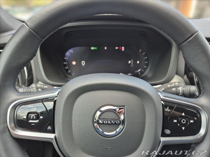 Volvo XC60 2,0 B4 AWD PLUS DARK 2024