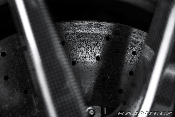 Ferrari SF90 Lift, karbon, metalíza 2024