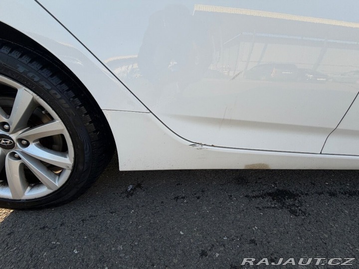 Hyundai i40 1,7   100kW-220tkm bílá a 1800