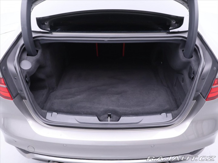 Jaguar XE 2,0 P300 221kW R-Dynamic 2020