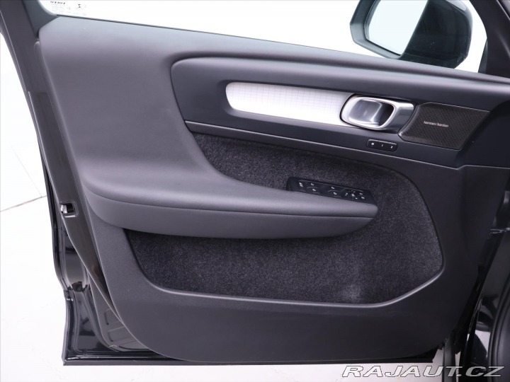 Volvo XC40 2,0 B4 145kW DCT Plus Dar 2022