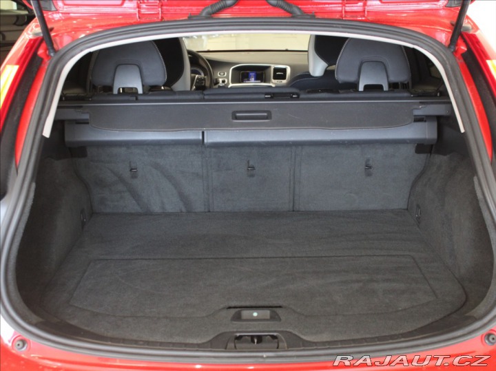 Volvo V60 2,4 D4 AWD R-Desing Výpro 2012