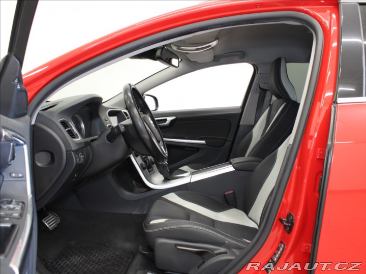 Volvo V60 2,4 D4 AWD R-Desing Výpro 2012