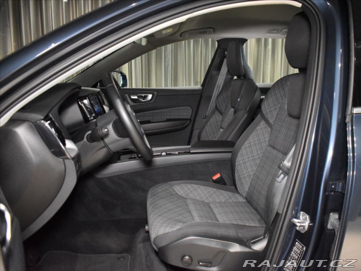 Volvo XC60 2,0 B4 AWD Momentum Bezkl 2021