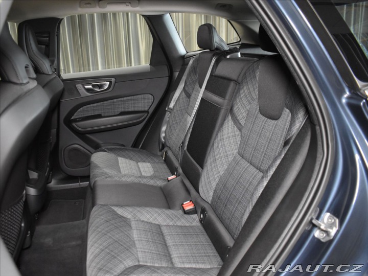 Volvo XC60 2,0 B4 AWD Momentum Bezkl 2021