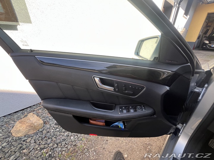 Mercedes-Benz E  2010