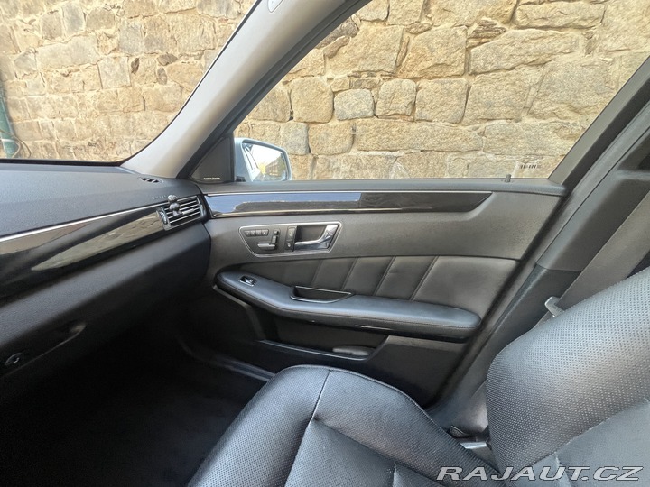Mercedes-Benz E  2010