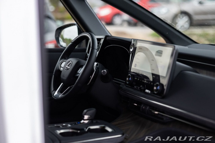 Lexus Ostatní modely LM 350h 350H 2,5 HEV LUXURY 7 MÍS 2025
