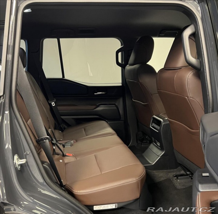 Toyota Land Cruiser 2,8 AT INVINCIBLE 2025