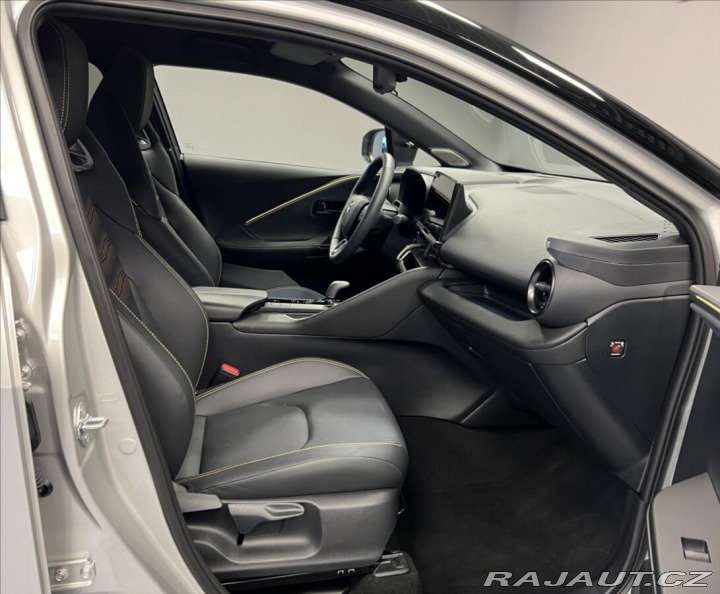 Toyota C-HR 2,0 HEV AWD EXECUTIVE PRE 2025
