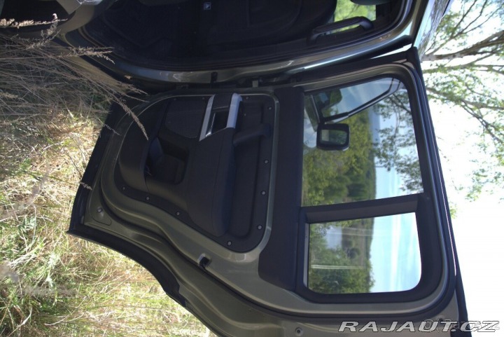 Land Rover Defender 3,0   110 1800