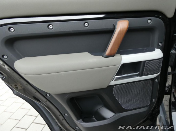 Land Rover Defender 3,0 D250 110 SE,1.maj,ČR, 2021
