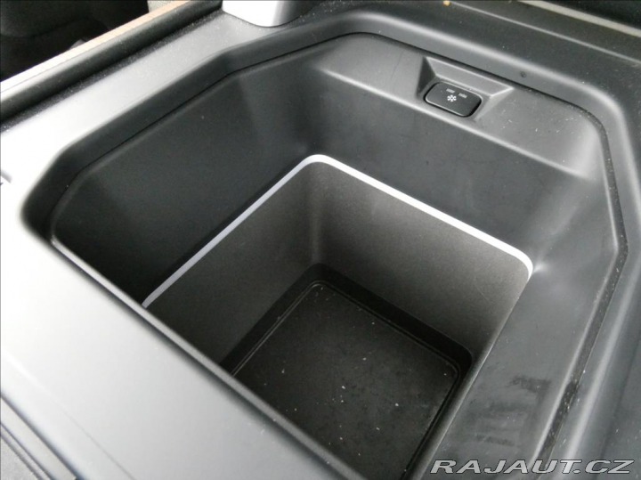 Land Rover Defender 3,0 D250 110 SE,1.maj,ČR, 2021