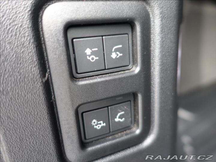 Land Rover Defender 2,0 D240 110 SE,el.tažné, 2020
