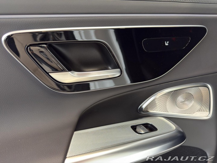 Mercedes-Benz E E 300 de 4MATIC kombi 2025