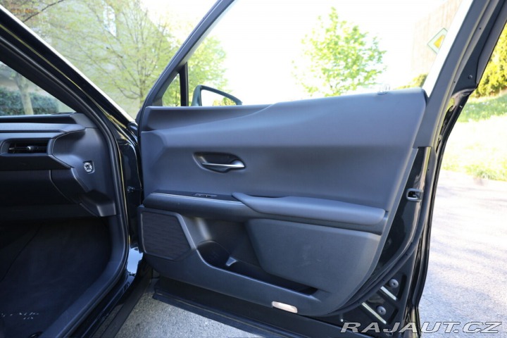 Lexus Ostatní modely UX 300h 300H 2.0 HEV BUSINESS TEC 2025