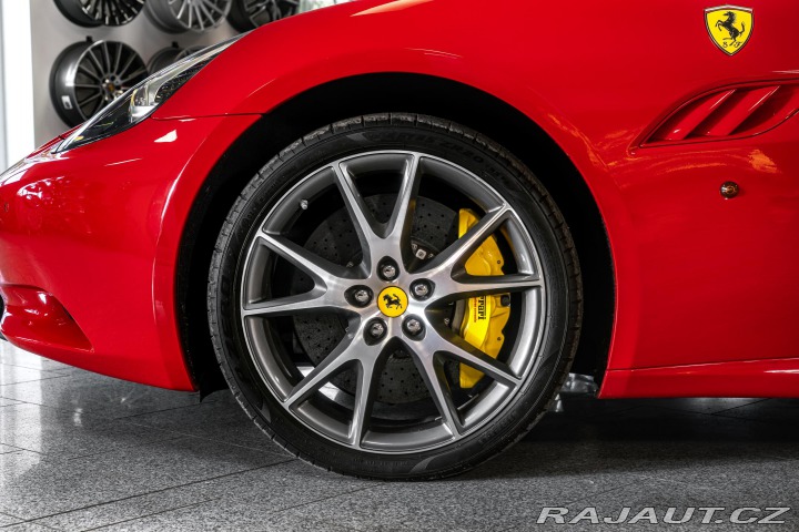 Ferrari California ROSSO CORSA/KAMERA/ 2010