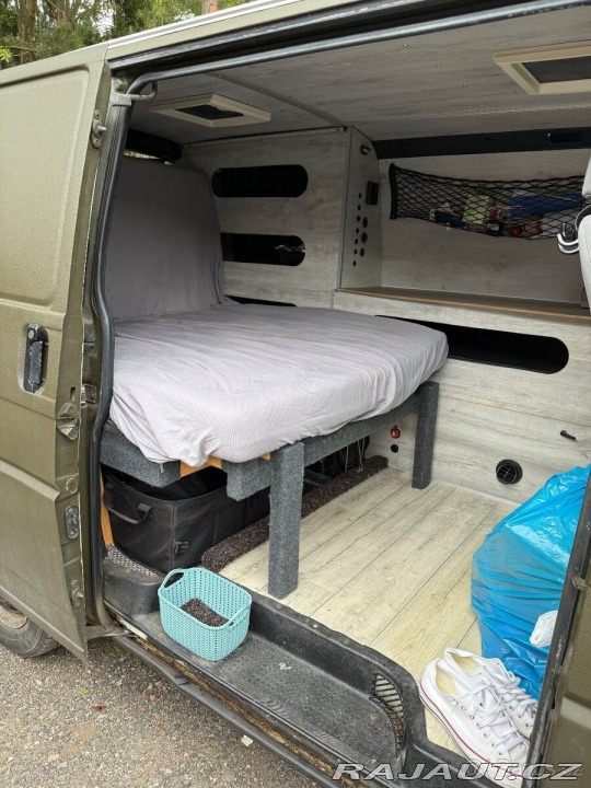 Volkswagen Transporter 1,9 T4 s obytnou vestav 2000