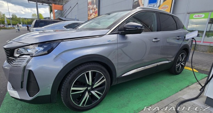 Peugeot 3008 1,6 pro hybrid 4 2022