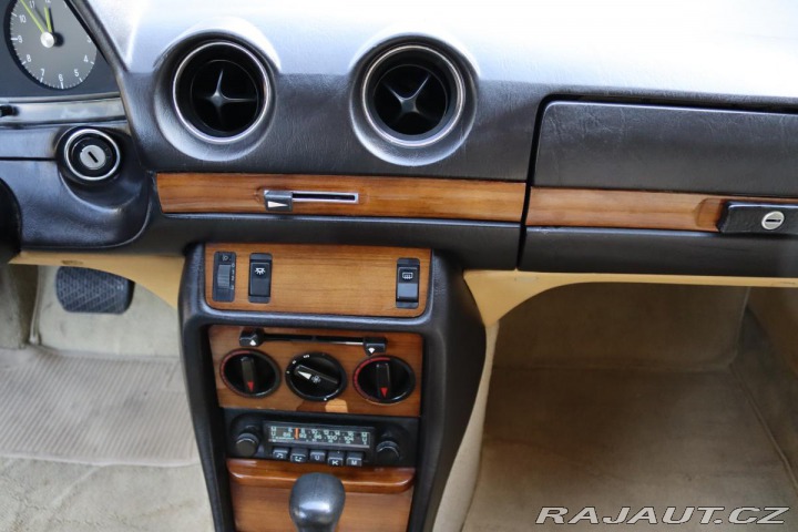 Mercedes-Benz 123 230CE KUPÉ AUTOMAT 100kW 1981