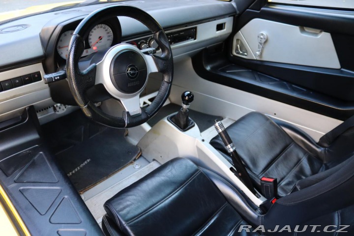 Opel Speedster 2.2 16V 108kW 23 TIS KM Č 2002