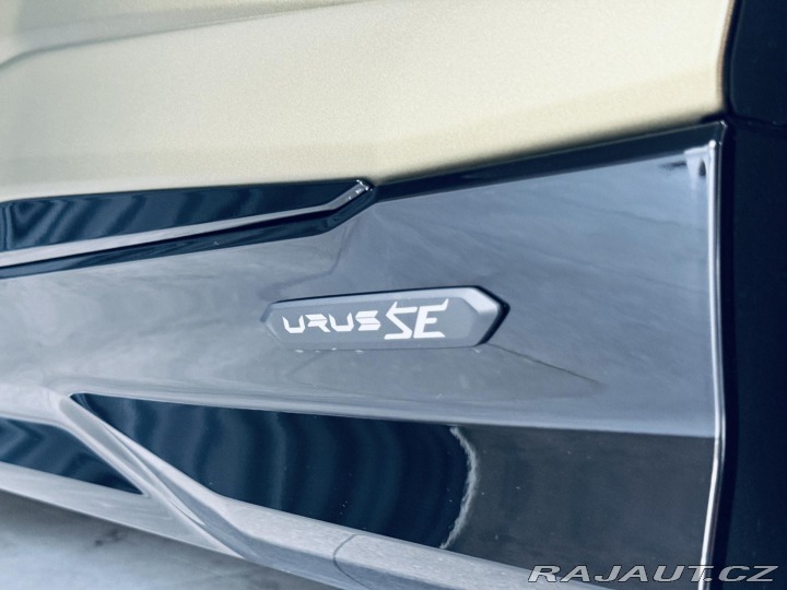 Lamborghini Urus SE*NOVÉ*MAT*AKRAPOVIC* 2025