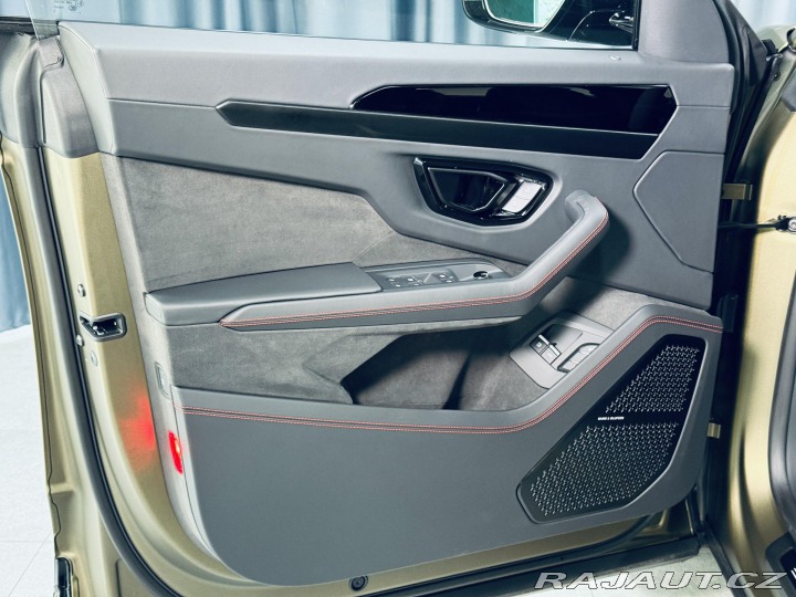 Lamborghini Urus SE*NOVÉ*MAT*AKRAPOVIC* 2025