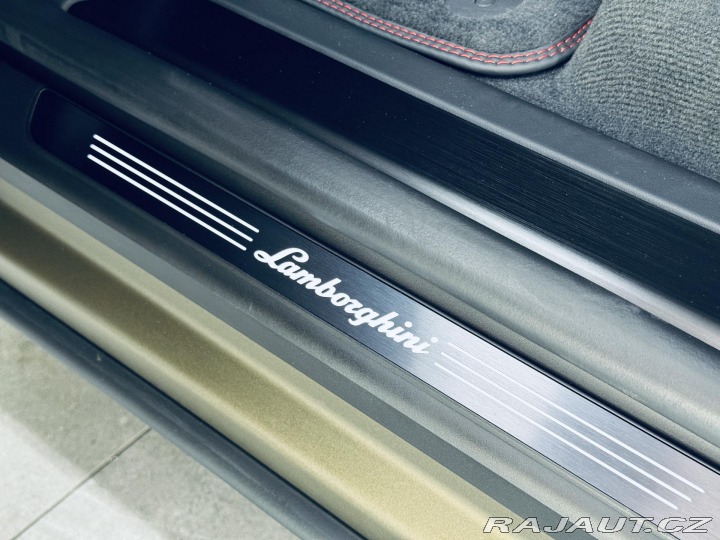 Lamborghini Urus SE*NOVÉ*MAT*AKRAPOVIC* 2025