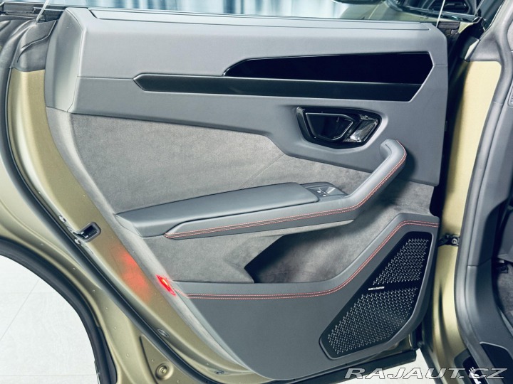 Lamborghini Urus SE*NOVÉ*MAT*AKRAPOVIC* 2025