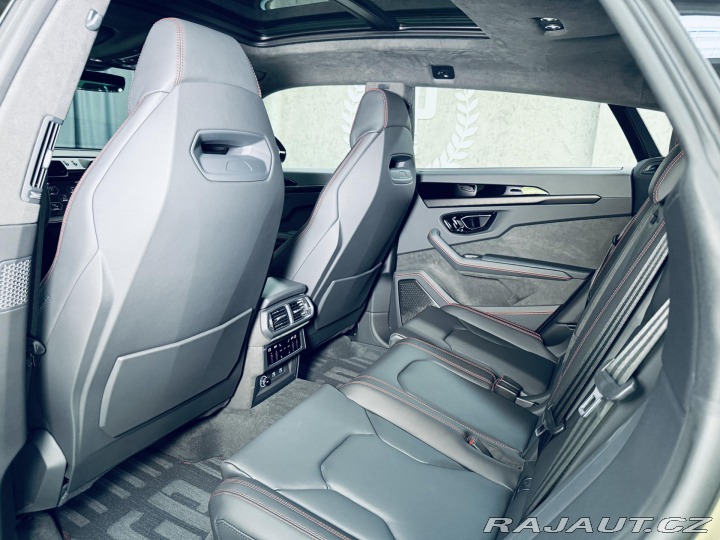 Lamborghini Urus SE*NOVÉ*MAT*AKRAPOVIC* 2025