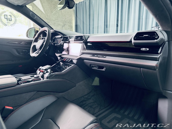 Lamborghini Urus SE*NOVÉ*MAT*AKRAPOVIC* 2025