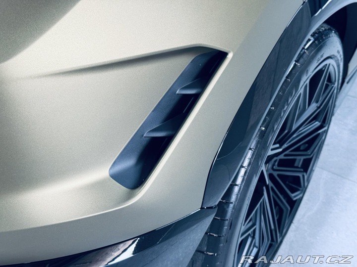 Lamborghini Urus SE*NOVÉ*MAT*AKRAPOVIC* 2025
