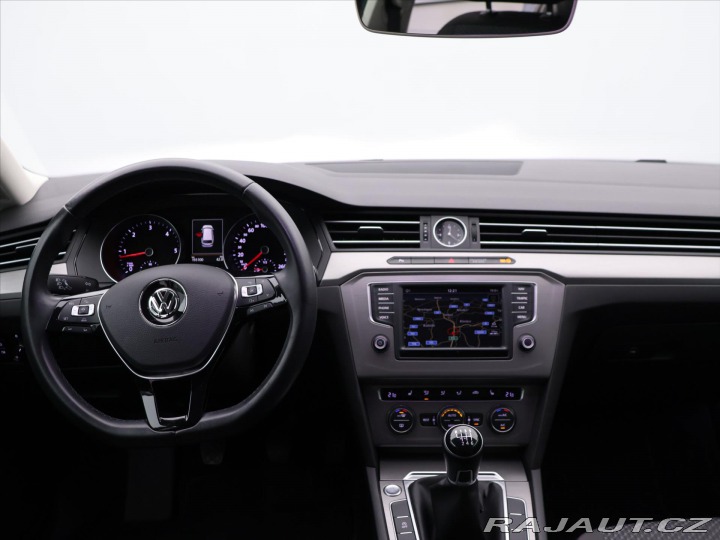 Volkswagen Passat 1,6 TDI LED Navi ACC 1.Ma 2015