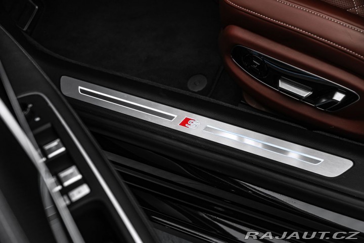 Audi S8 Exclusive masáže Pano HuD 2025